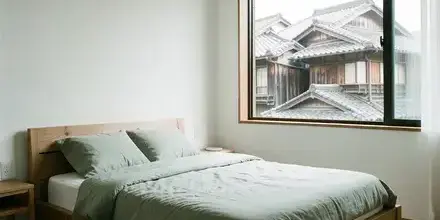 東山のミニマルな寝室