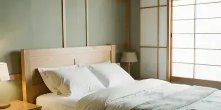 北山の和紙越しの寝室